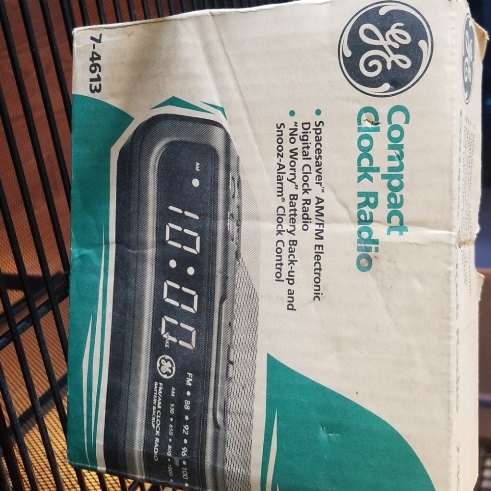 GE compact clock radio